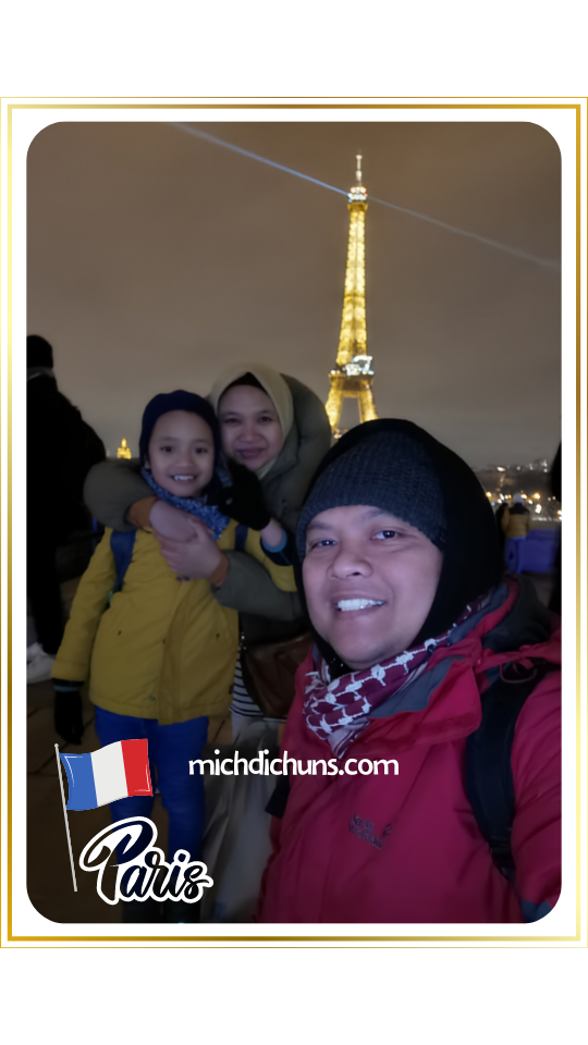Michdichuns Menara Eiffel malam hari
