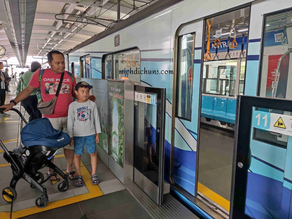 michdichuns naik MRT Jakarta